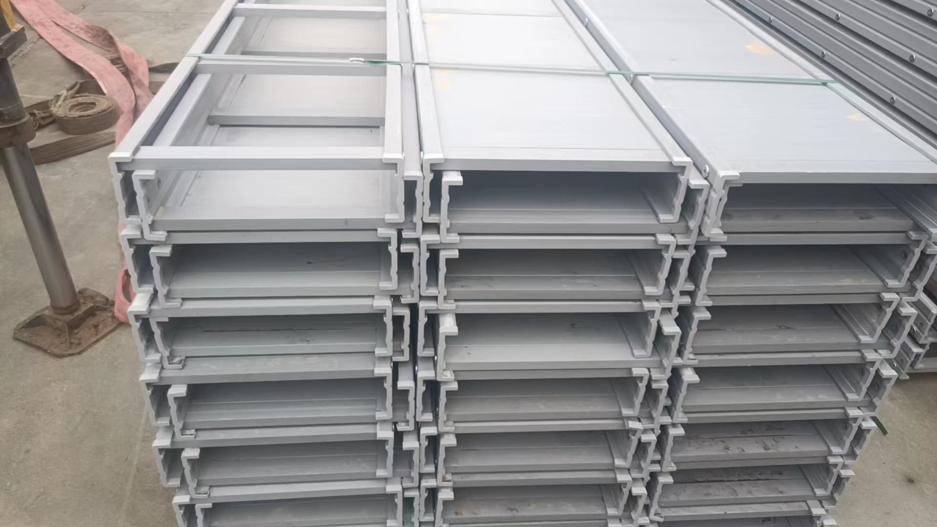 Na-customize na Trapezoidal Cable Tray