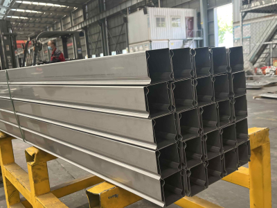 Naka-slot na cable tray