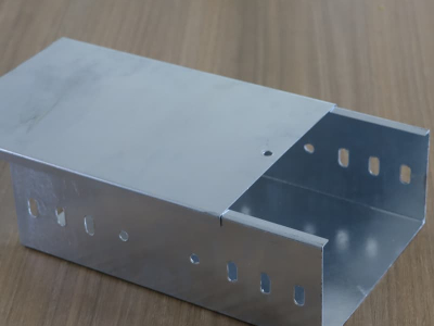 Naka-slot na cable tray